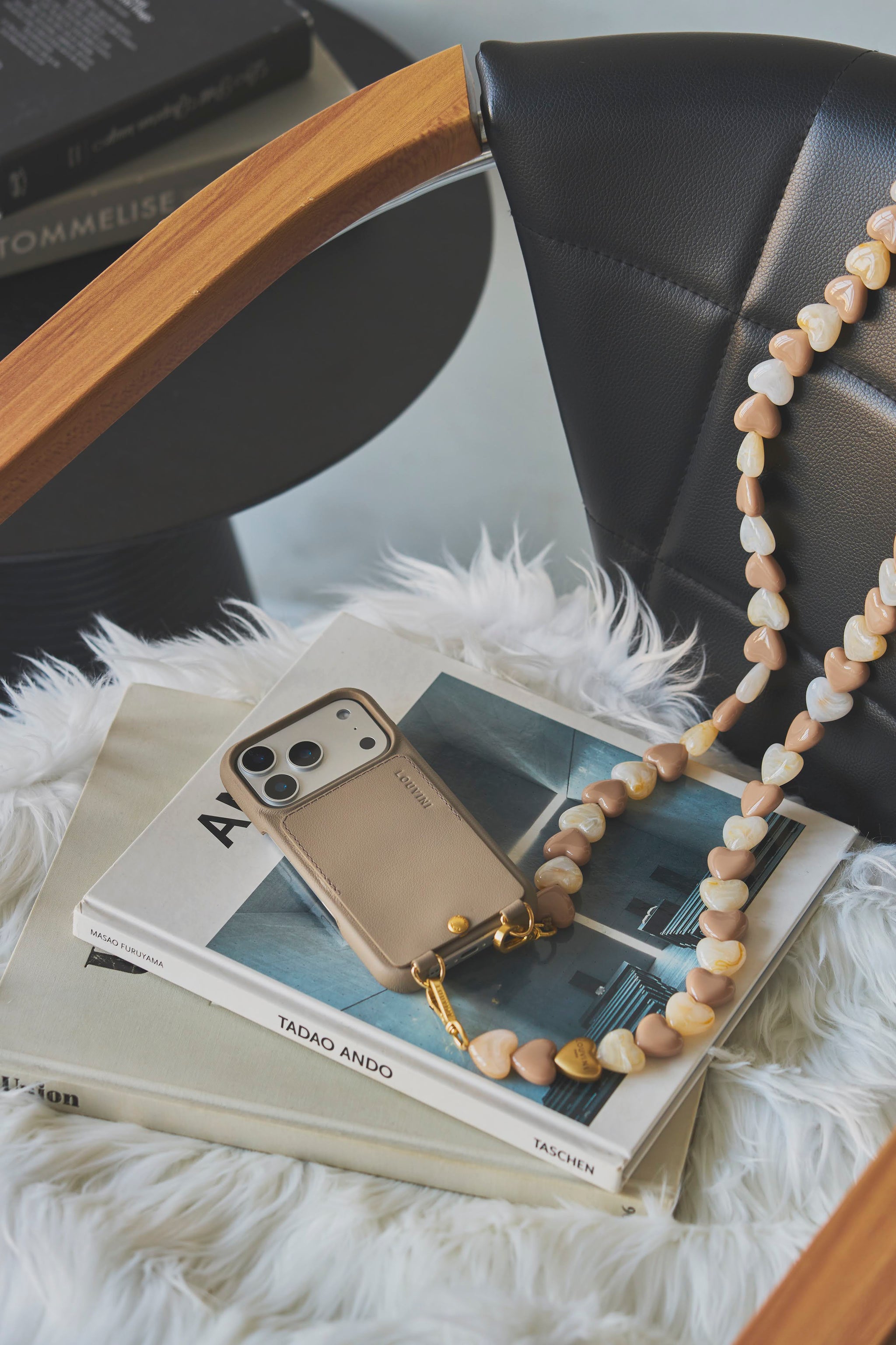 LOUVINI】 スマートフォンチェーン CUORE BEIGE-TAUPE – R deco interiors