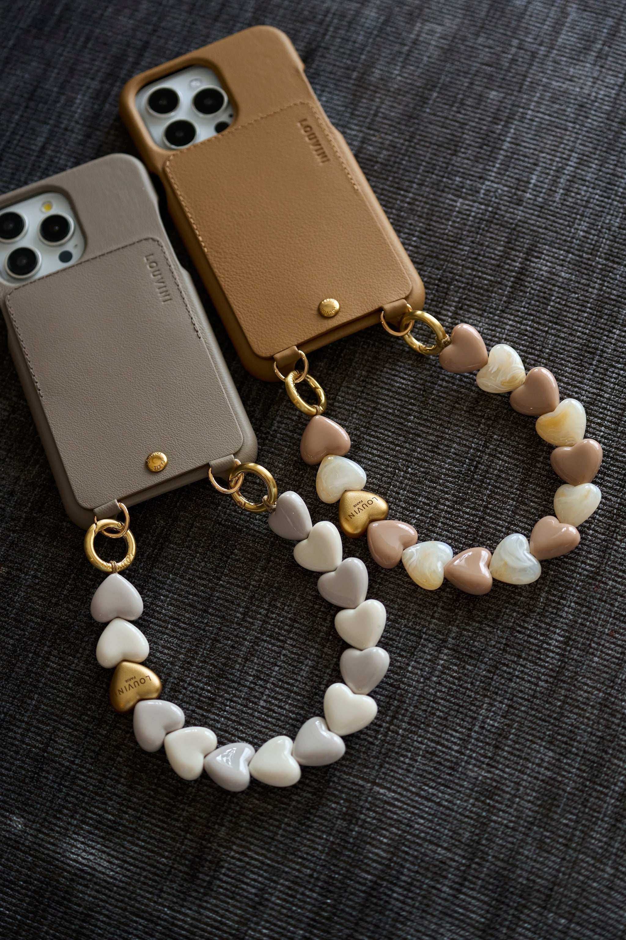 【LOUVINI】ハンドストラップPETIT CUORE BEIGE-WHITE 予約販売【LOUVINI】 ハンドストラップ PETIT CUORE BEIGE-TAUPE