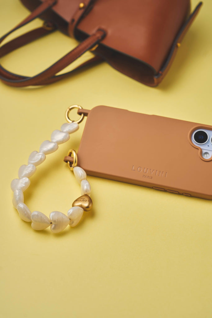 LOUVINI ハンドストラップPETIT CUORE　WHITE PEARLS ハンドストラップ PETIT CUORE WHITE PEARLS – R deco interiors