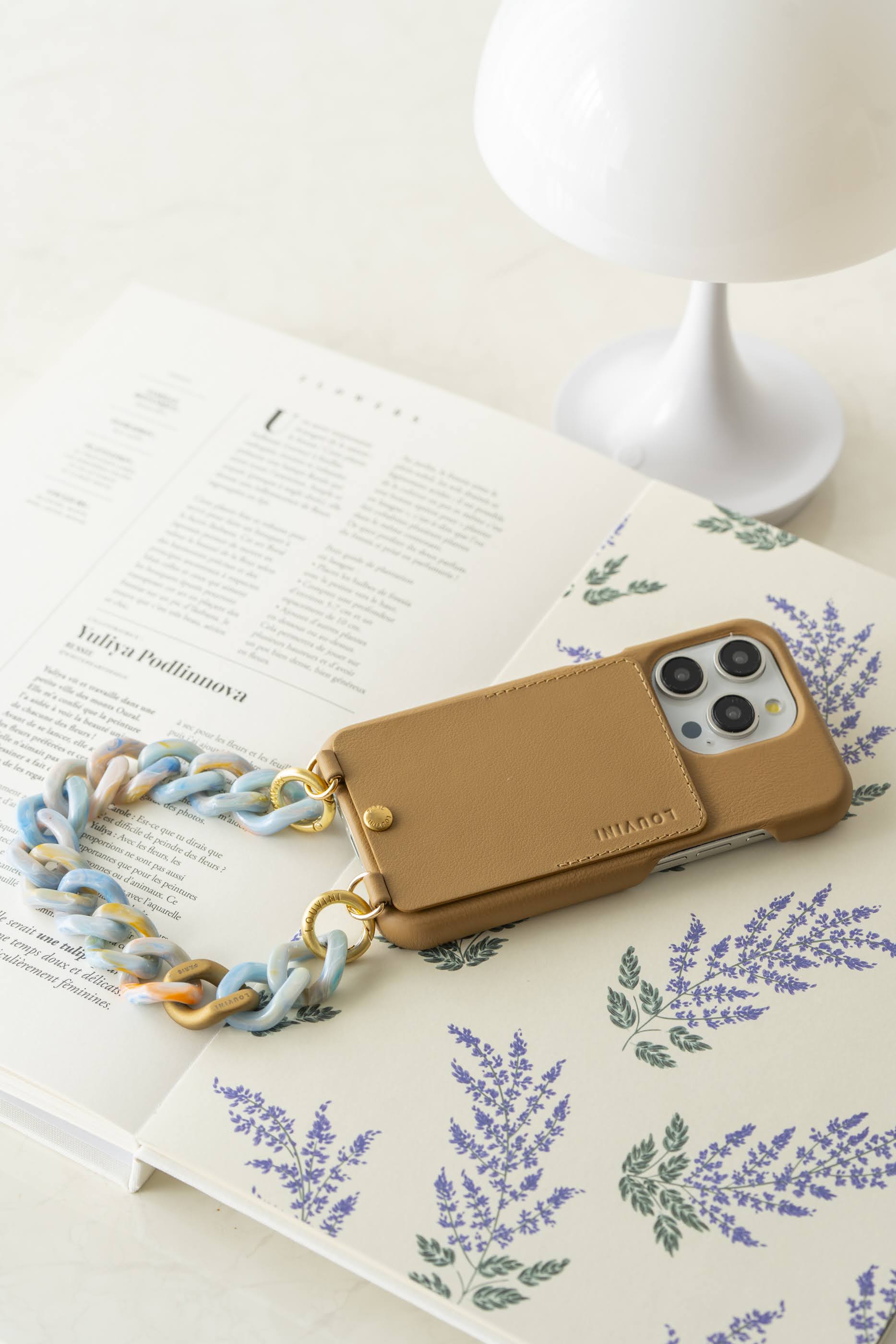 ケース】LOU / CAMEL / iPhone16e – R deco interiors