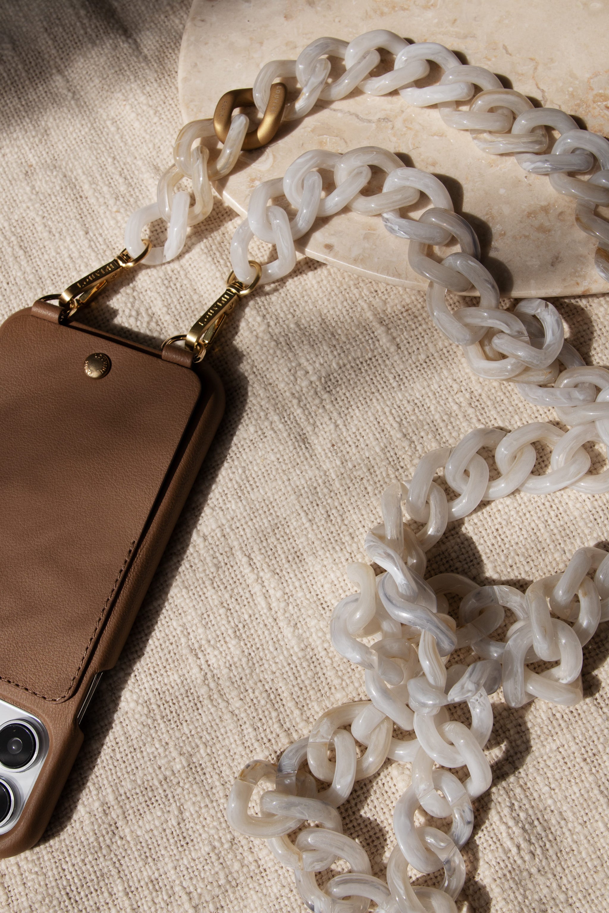 ケース】LOU / CAMEL / iPhone16e – R deco interiors