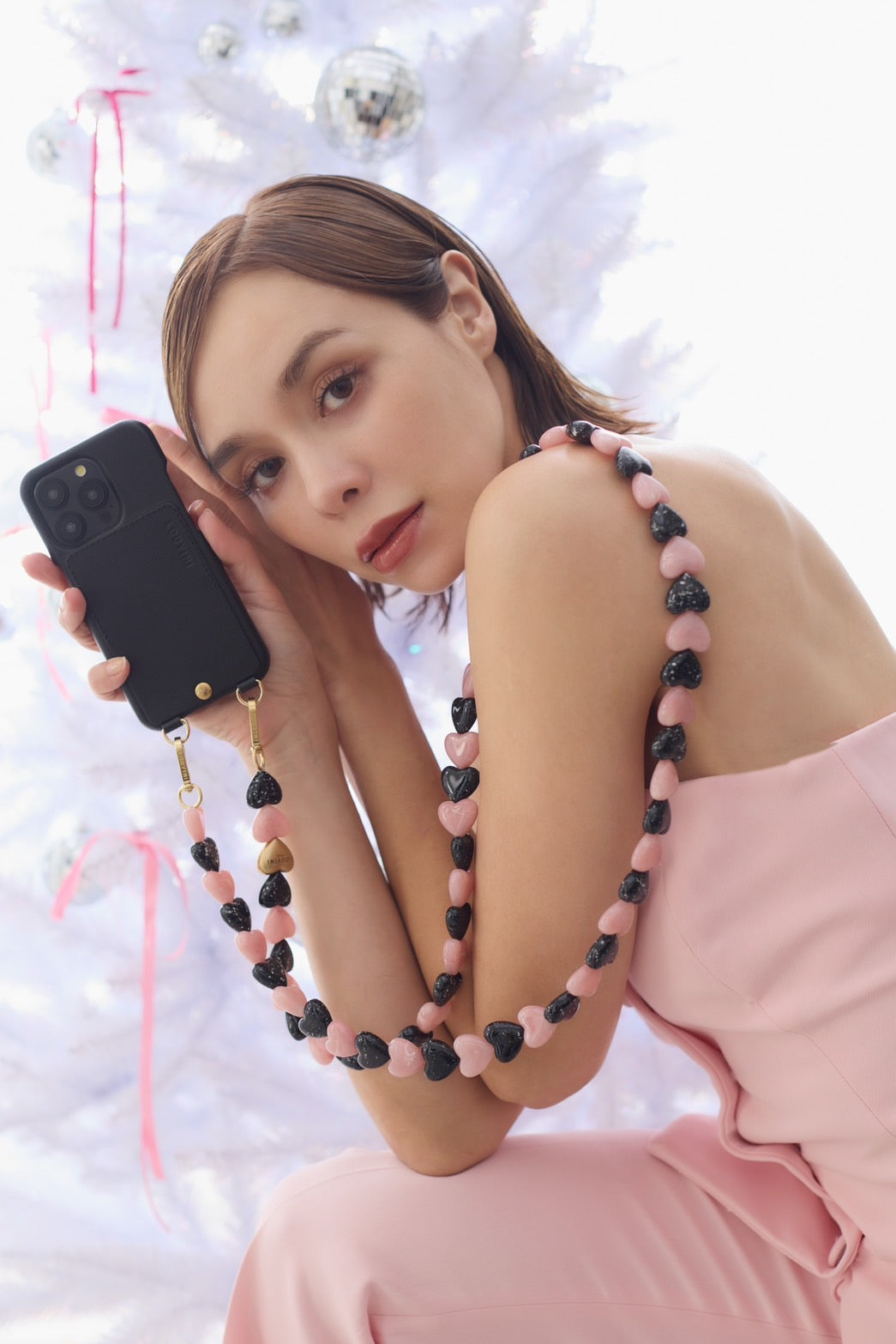 LOUVINI PARISスマートフォンチェーンBLACK-PINK LOUVINI】 スマートフォンチェーン CUORE BLACK-PINK – R deco